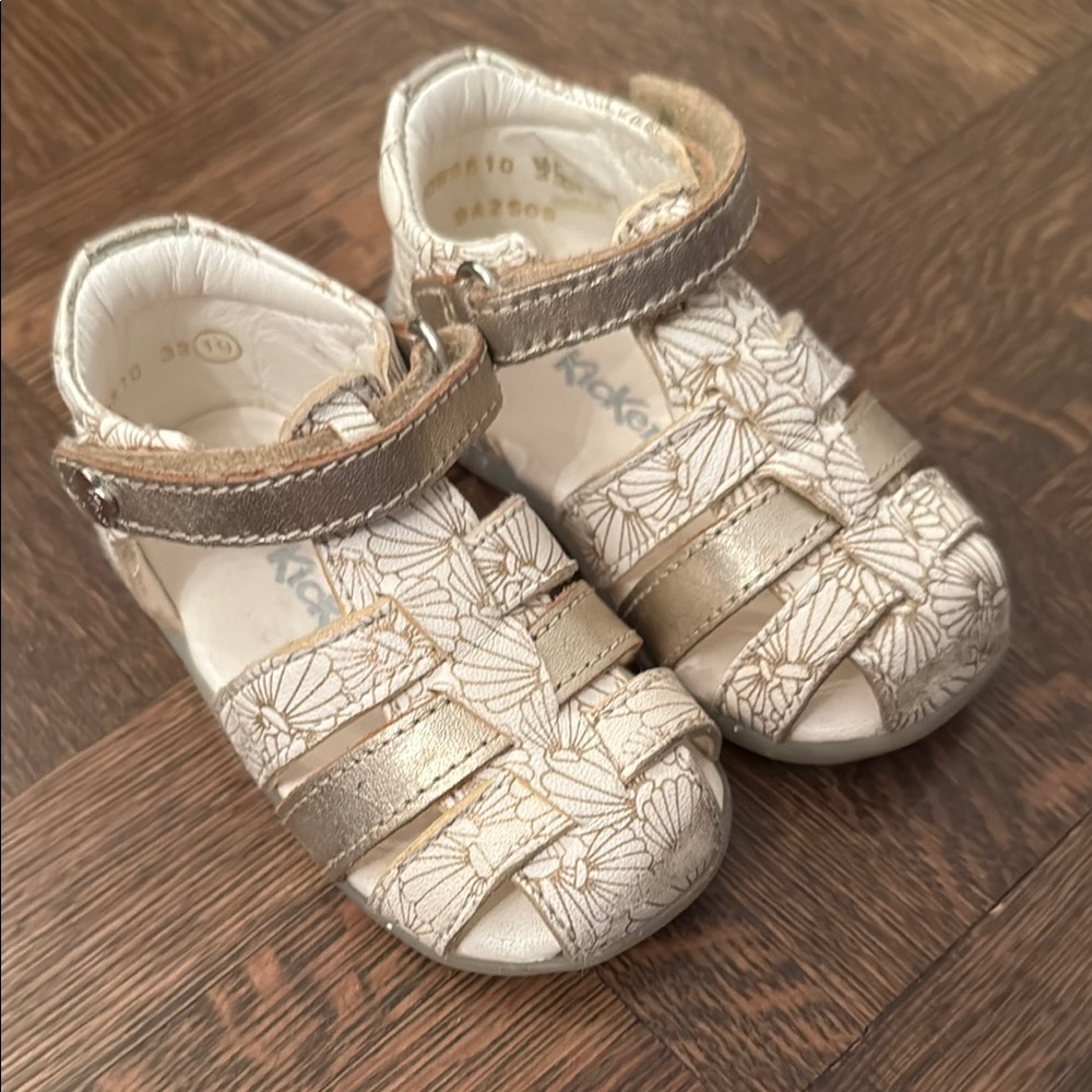 Kickers Gold and Cream baby Sandals size 4 EU size 19